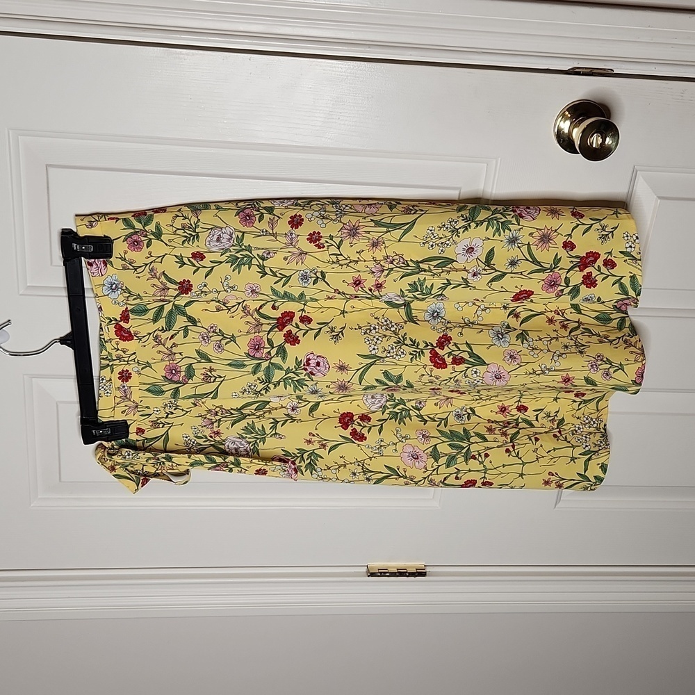 LOFT Yellow Floral Wrap Skirt Size 4P - Picture 5 of 8